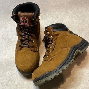Brahma unisex chestnut color suede leather waterproof hiking boots. Size 5.5.